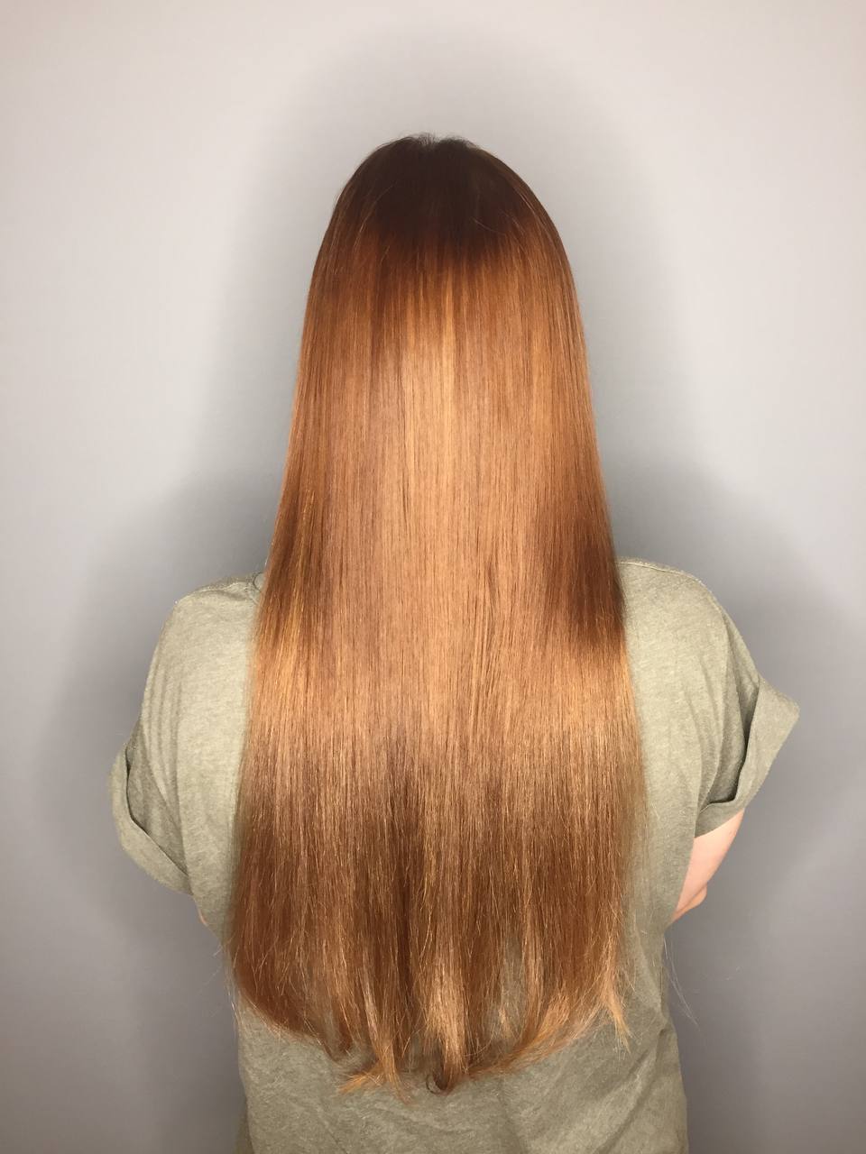 Результат наращивания волос в студии AllHairs — длинные медные волосы